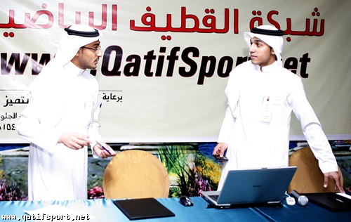 رئيس التحرير الزميل مرتضى العلوي وعضو فريق العمل الزميل عبدالله العسكري يتابعون آخر التجهيزات لإنطلاقة الحفل «تصوير: أ. أشرف السادة»