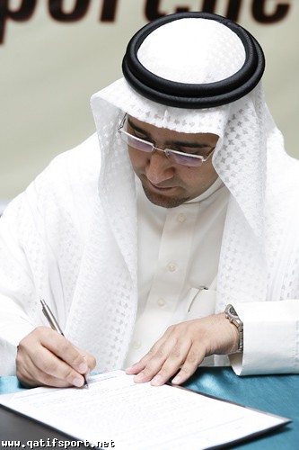 الأستاذ نزيه آل نصر مدير مركز التميز للعلاج الطبيعي خلال توقيعه عقد رعاية الشبكة «تصوير: أ. أشرف السادة»