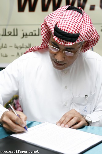 الأستاذ وهب العيسى مدير الشبكة خلال توقيعه عقد رعاية الشبكة مع مركز التميز للعلاج الطبيعي «تصوير: أ. أشرف السادة»