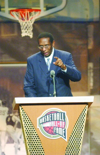 وفاة أول لاعب أسود في تاريخ دوري السلة الأمريكي