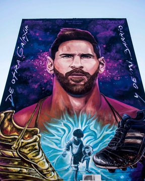 لوحة جدارية ضخمة لميسي أمام المدرسة التي تعلم فيها بطفولته