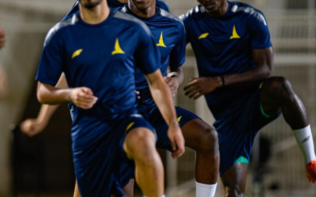 الخليج يواصل تدريباته على ملعبه