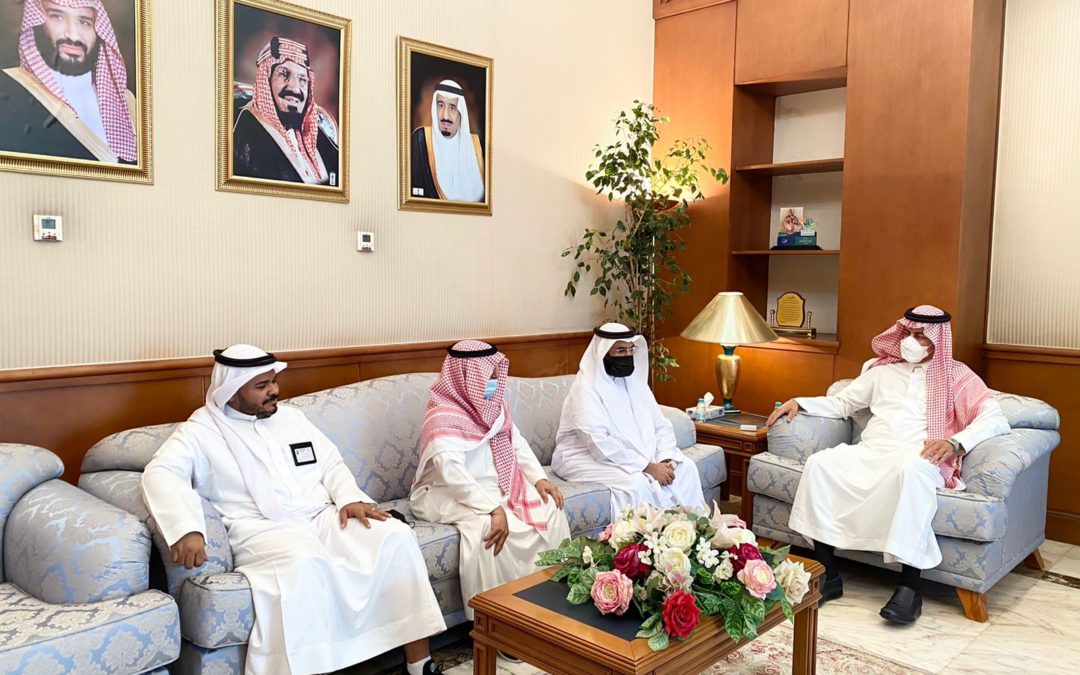 محافظ القطيف يلتقي مدير الاحوال المدنية بالمحافظة