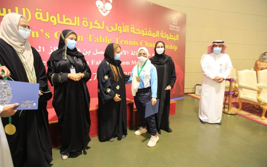 الشيخة حياة والاستاذة أضواء تكرمان حكمات كرة الطاولة في اول بطولة للسيدات