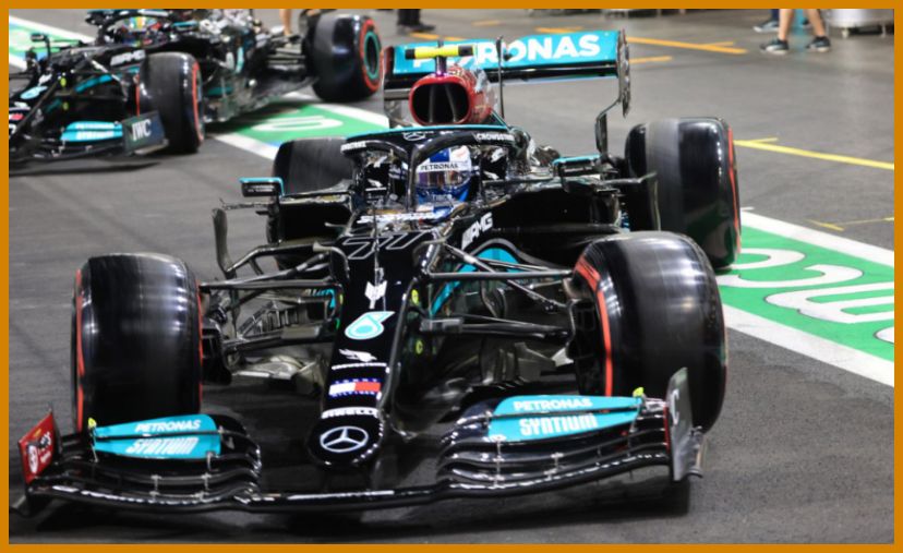 ” هاميلتون ” يحجز الانطلاقة الأولى في سباق الفورمولا 1