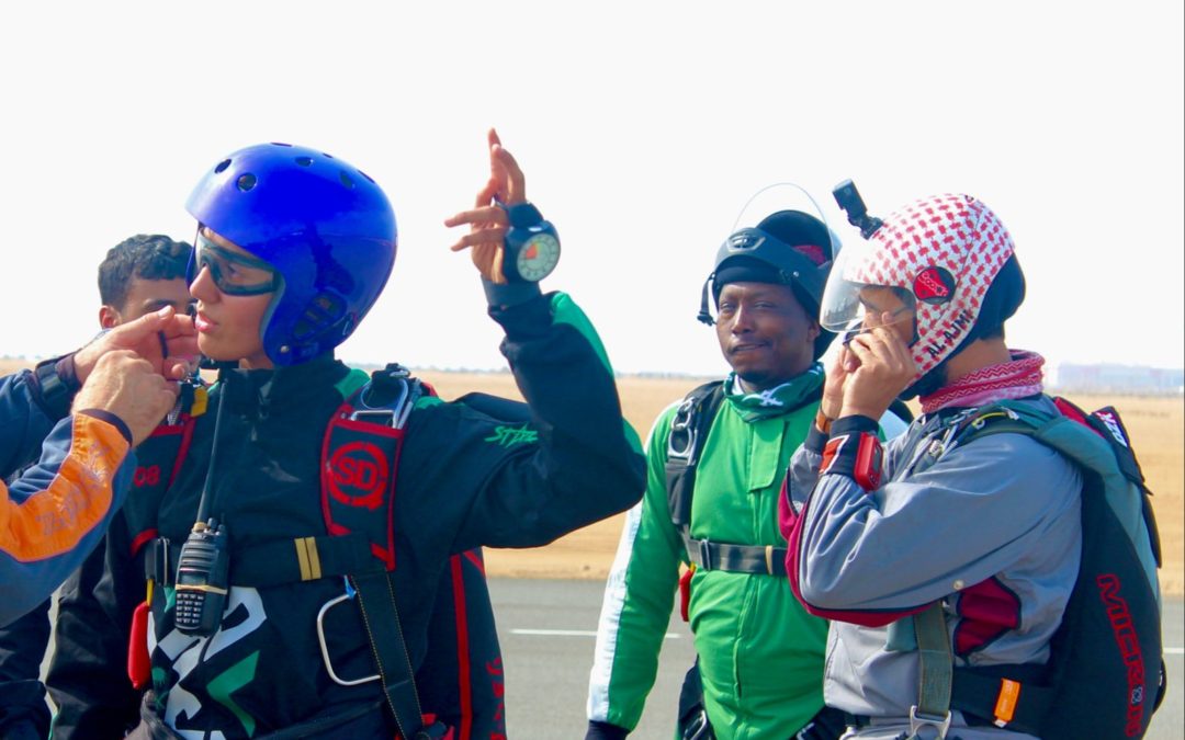 رزان العجمي أول امرأة سعودية تحصل على رخصة القفز المظلي من فئة A
