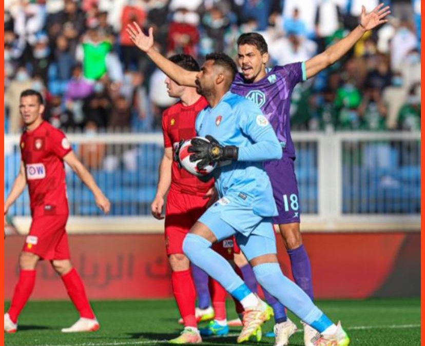 الأهلي يتعثر بالتعادل أمام ضمك بهدف لمثله