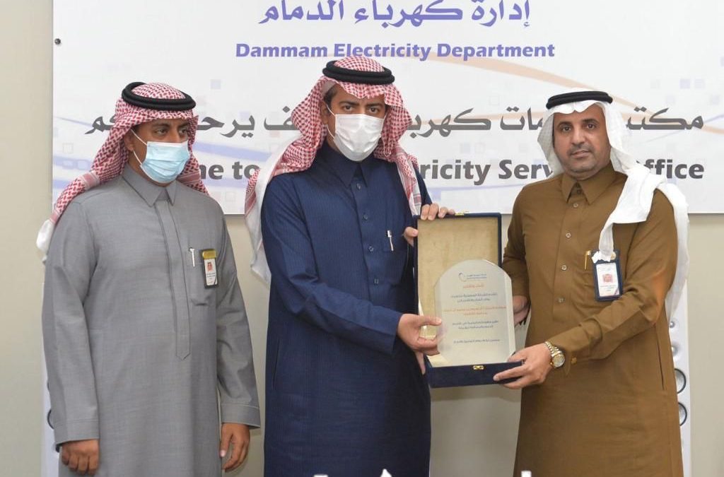 محافظ القطيف يزور مكتب خدمات الكهرباء بالقطيف ويقف على أحدث الخدمات والإنجازات