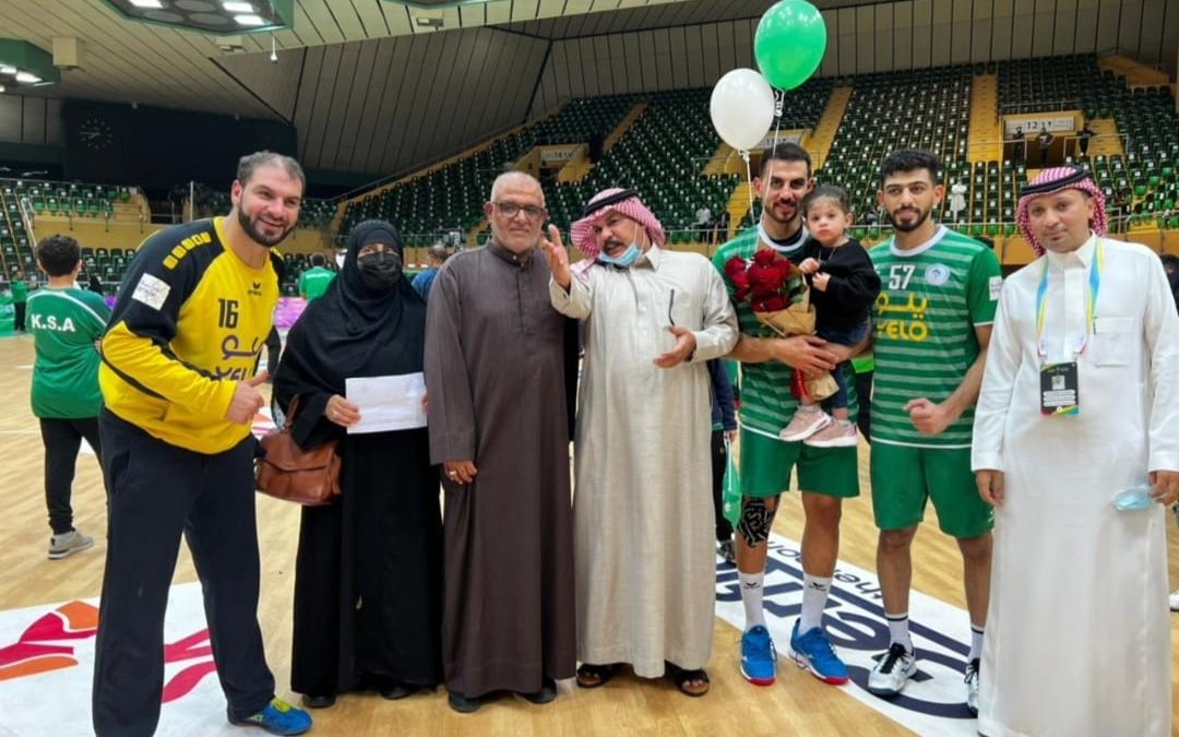 10.آلاف ريال من سما ديرتي لوالدة نجوم المنتخب أبناء السالم