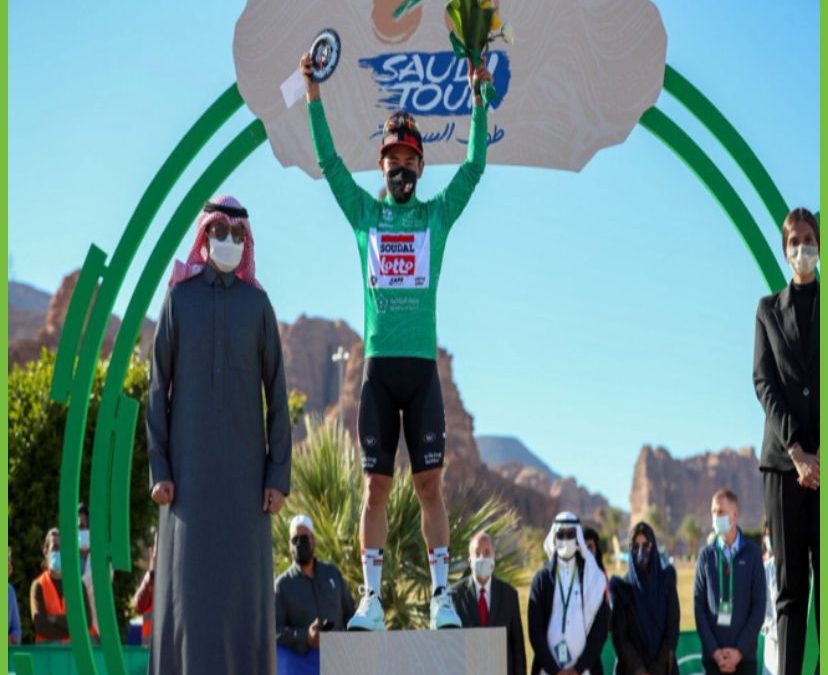 نائب وزير الرياضة يُتوج الأسترالي ” إيوان ” بلقب أولى مراحل ” طواف السعودية 2022 “