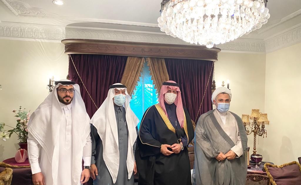 محافظ القطيف يزور الشيخ المشيخص بمنزله