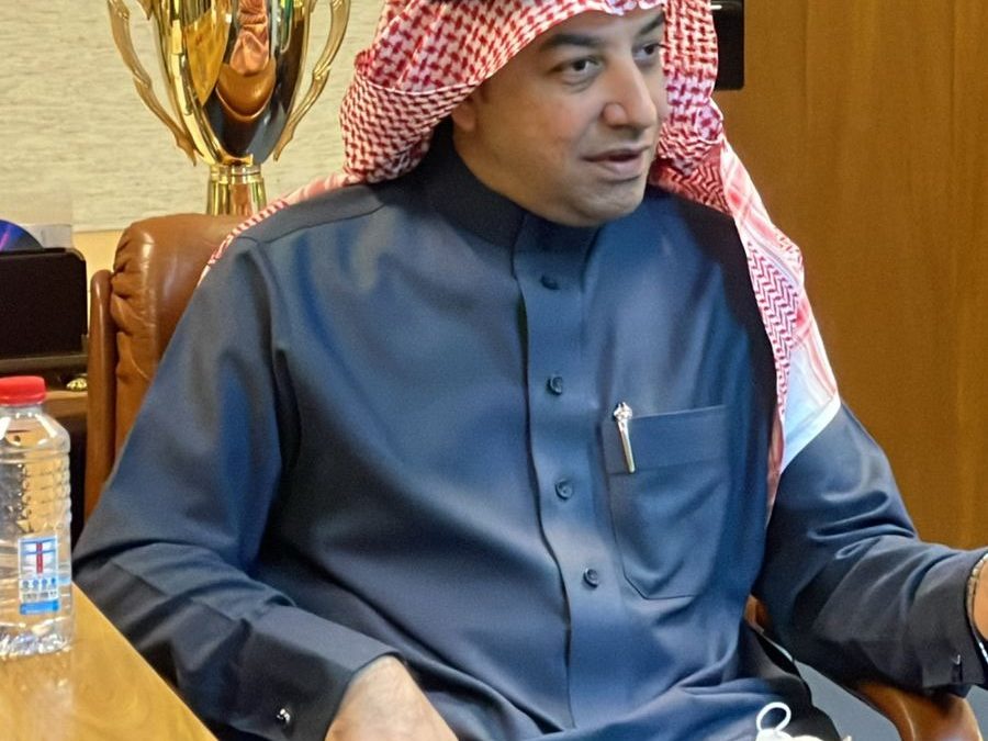 فاضل آل نمر رئيس الاتحاد السعودي لكرة اليد يزور نادي الوطني بتبوك