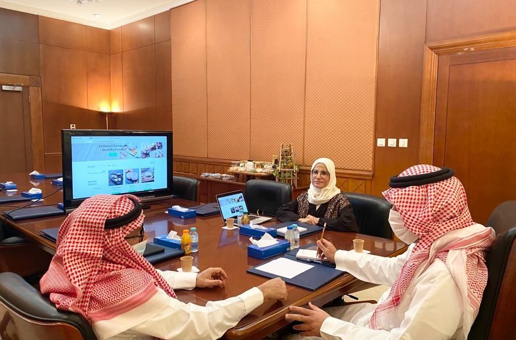 محافظ «القطيف» يلتقي عزيزة الغانم.. ويشيد بقصة نجاح مشروعها الخيري