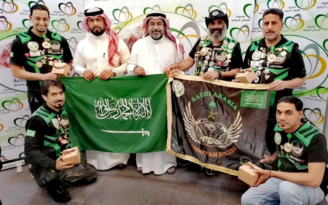 فرسان الرياضة تكرم عوام بايكر اثناء زيارتهم لها..