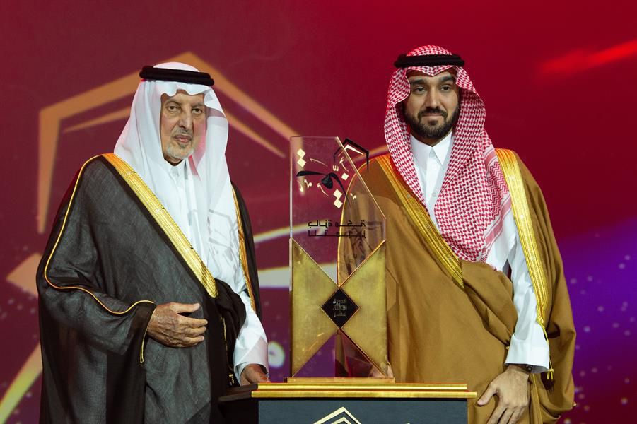 أمير منطقه مكة المكرمة يسلم وزير الرياضة جائزة مكة للتميز 