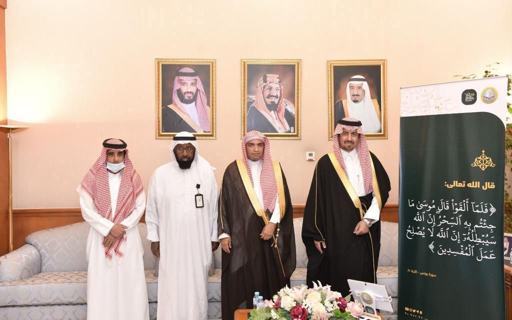 محافظ القطيف يطلع على فعاليات حملة إن الله لا يصلح عمل المفسدين