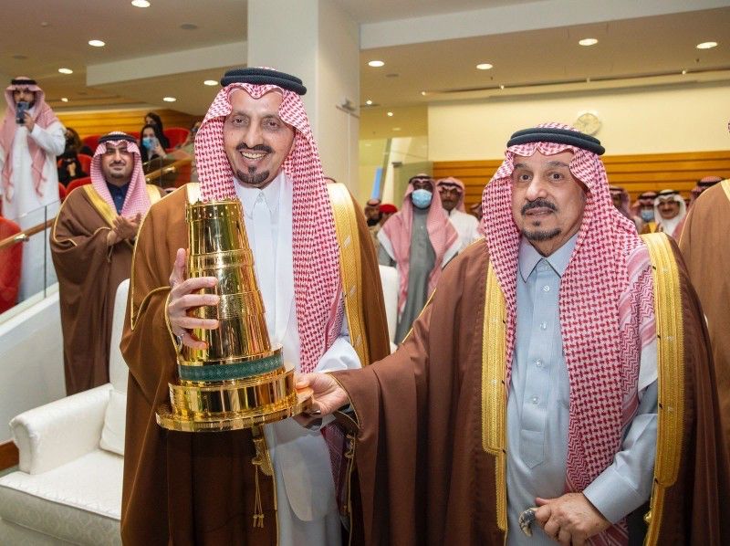 أمير منطقه الرياض يُتوج الفائزين بكأسي المؤسس