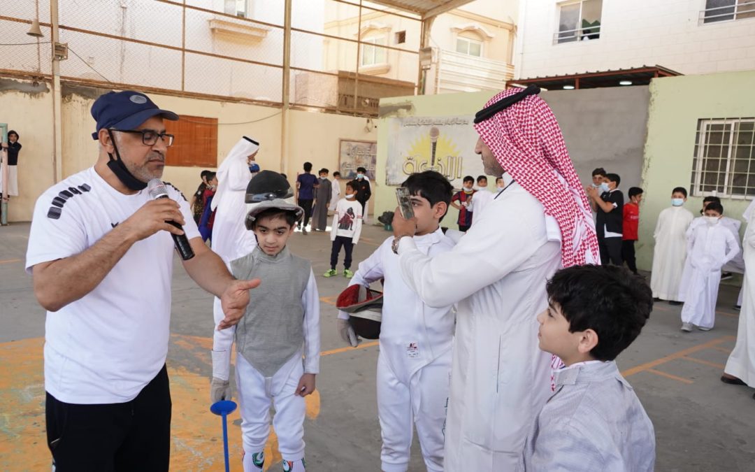 بعد اعجاب طلاب مدرسة الامام مسلم الابتدائية بسنابس بلعبة المبارزة..المقبقب يشرح لهم طريقة اللعب