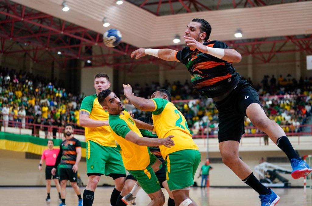 واصلا صدارة دوري ممتاز اليد.. مضر يعود من جدة بنقاط الأهلي والخليج يشع في النور في لقاء جماهيري