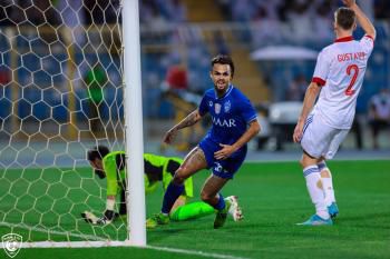 الهلال يبدأ الدفاع عن اللقب بالفوز على الشارقة الإماراتي بهدفين لهدف