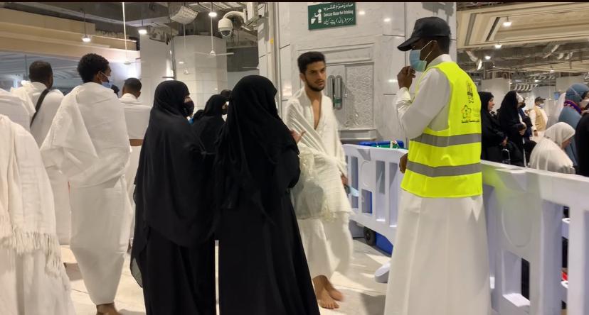 متطوعو وزارة الرياضة في خدمة ضيوف الرحمن