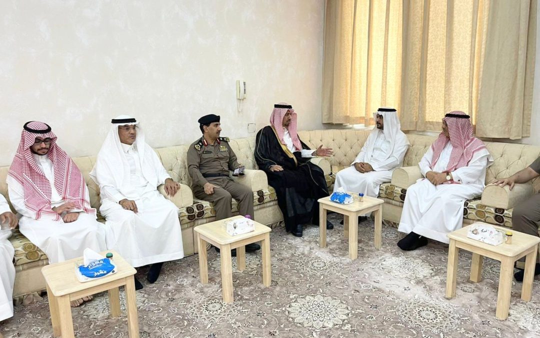 محافظ القطيف يعزّي أسرتي «الملا» و«آل درويش»