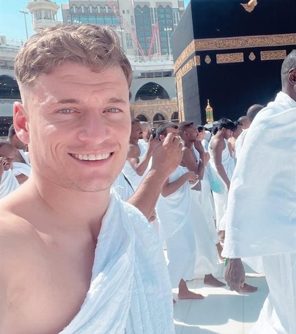 محترف الأهلي” أليوسكي ” يؤدي مناسك العمرة