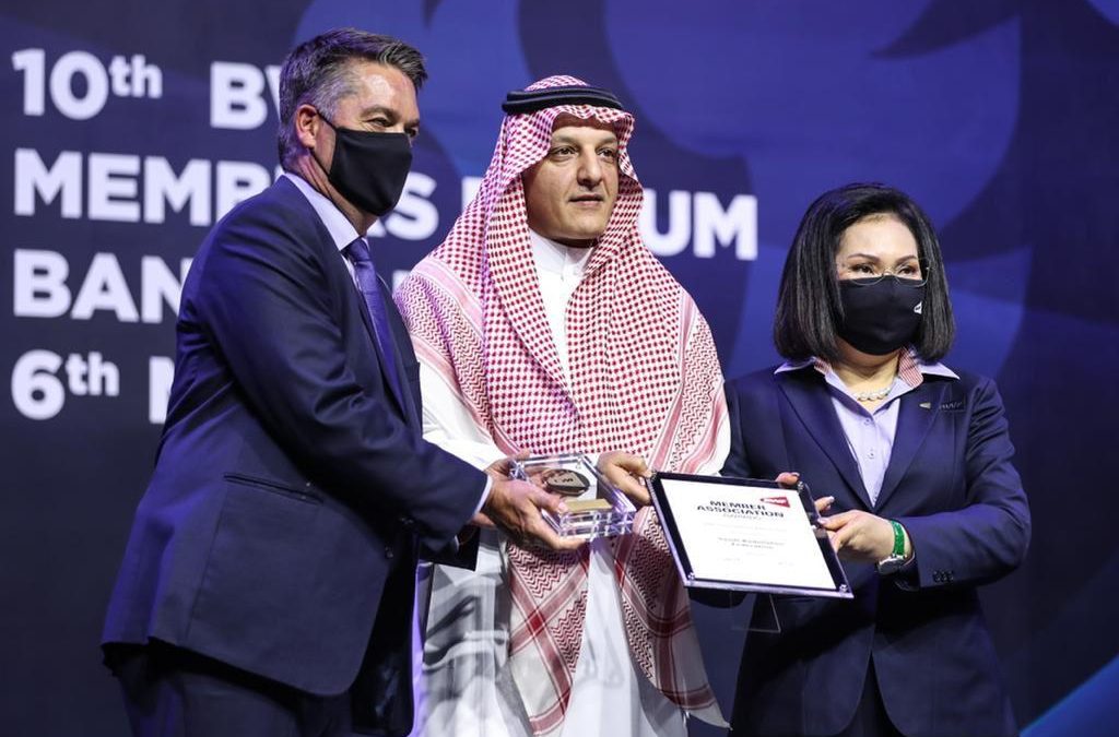 الريشة السعودية أفضل اتحاد بالعالم و المقرن تسلم الجائزة في بانكوك بحضور 196 دولة