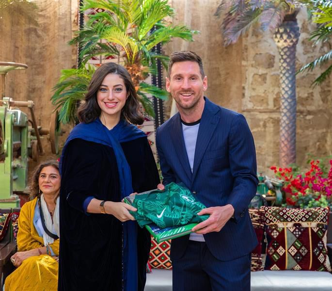 فرح جفري تُهدي ” ميسي ” قميص ” الأخضر “