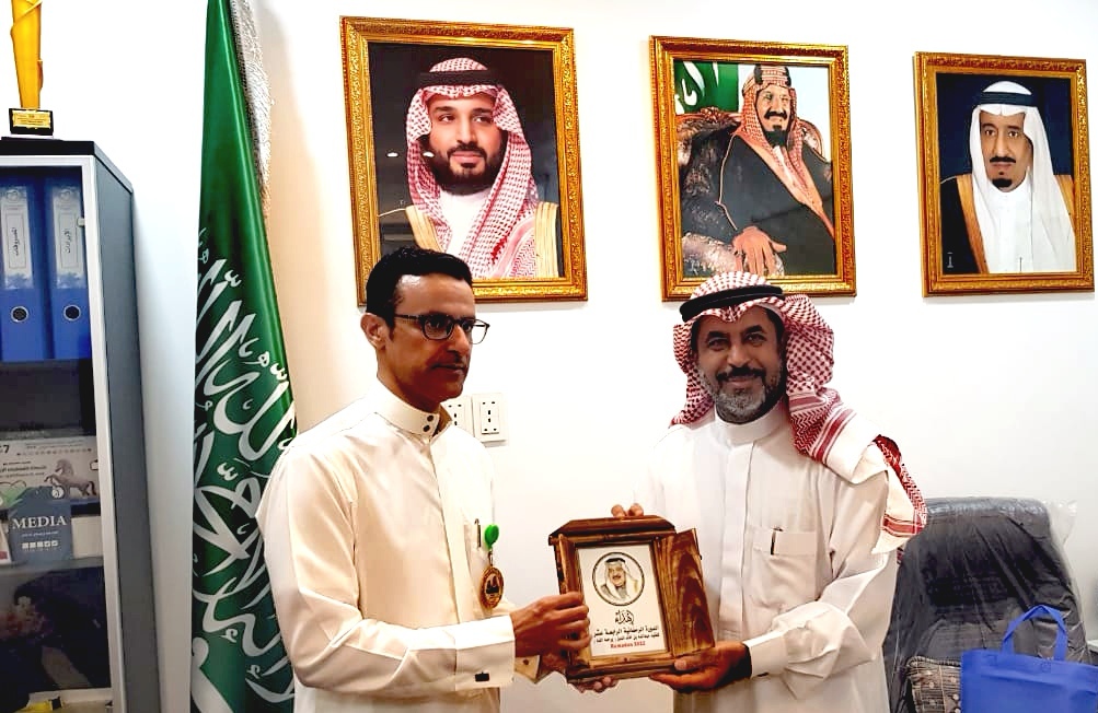 درع وشهادة شكر وتقدير لفرسان الرياضة من دورة الدبل