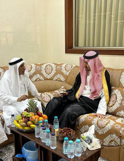 محافظ القطيف يقدم واجب العزاء لاسرة المسكين