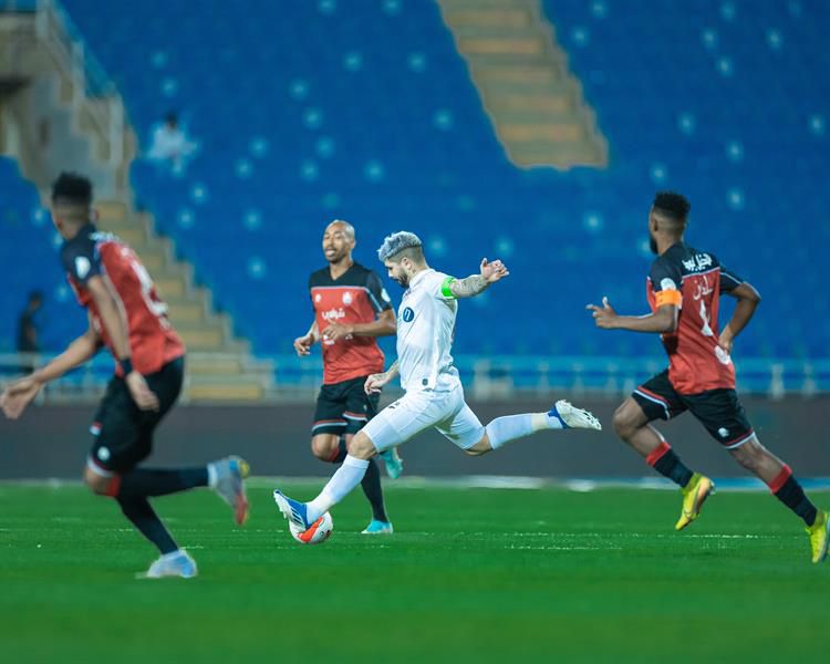 الشباب يهزم الرائد ويواصل نحو وصافة الدوري