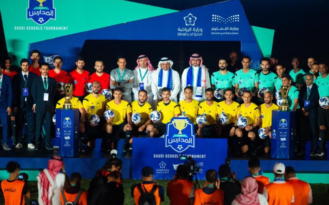 وزير التعليم ونائب وزير الرياضة توجا أبطال نخبة المملكة لدوري المدارس