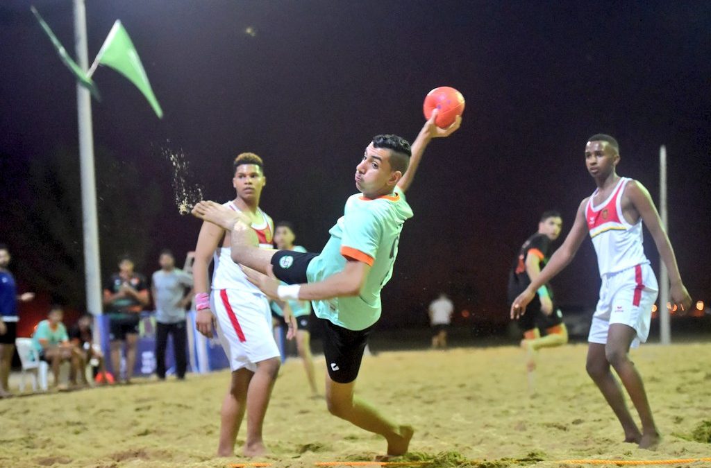 الصفا والابتسام يتشاركان صدارة شاطئية ناشئين اليد بعد يومها الأول