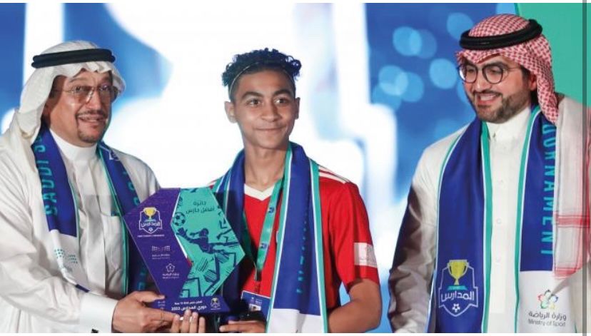 لاعب الفتح يحقق جائزة أفضل حارس في بطولة المملكة للمدارس