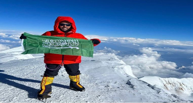الشيباني يُنهي تحدى القمم السبع ويزرع راية التوحيد في ” دينالي “