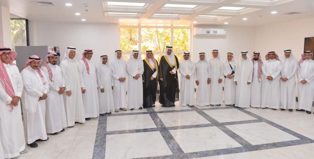 محافظ القطيف يقف ميدانيًا على سير عمل جمعية سيهات الخيرية.. ويشيد بمنجزاتها