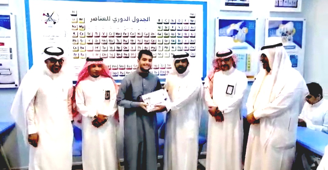 بالصور..تكريم الطلاب المتفوقين في انشطة موقع كيمياء المياد بمدرسة العوامية الثانوية