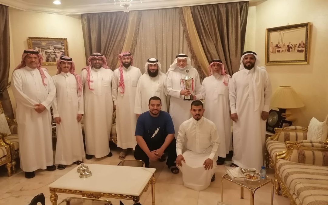 في زيارة خاصة لمنزله..نادي الصم يهدي كأس بطولة التنس لخليل الزياني