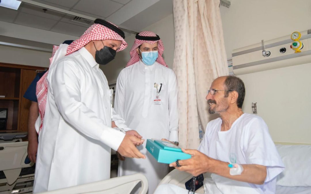 مدير الخدمات الطبية بوزارة الداخلية يعايد المنومين بمستشفى قوى الأمن بمكة المكرمة