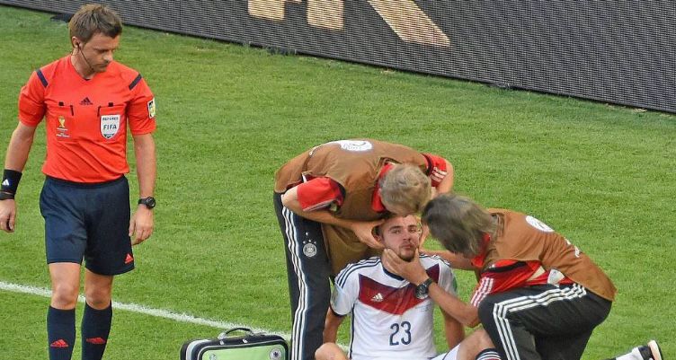 ” الفيفا ” يقرر إطلاق خدمة تشخيص وإعادة تأهيل في حالة ” ارتجاج المخ ” لدي اللاعبين في مونديال قطر 2022