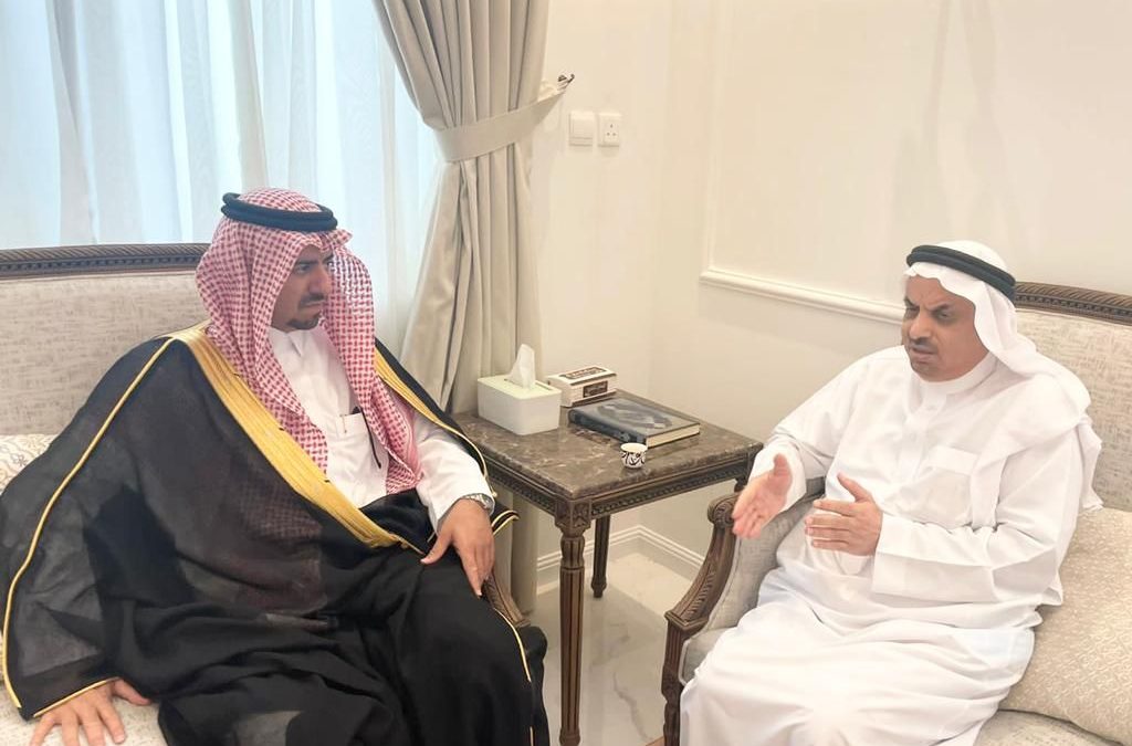 محافظ القطيف يقدم واجب العزاء لاسرة البراهيم