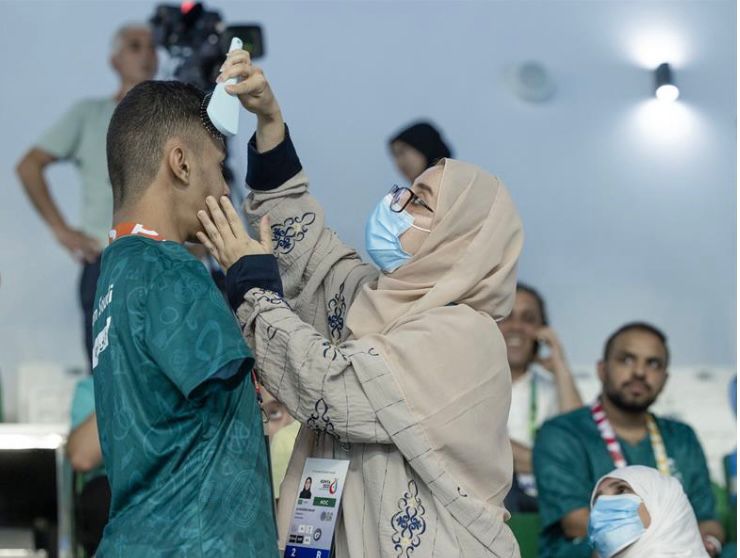 ” الفيصل ” يتفاعل مع صورة لأم تهني ابنها السباح البارالمبي للصعود لمنصة التتويج