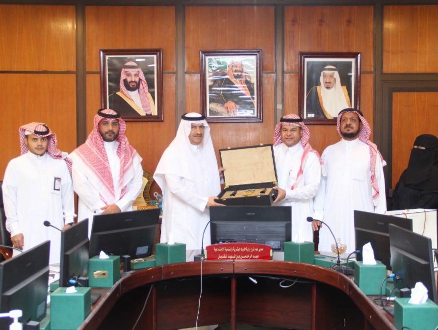 رئيس واعضاء جمعية اللاعبين القدامى بالشرقية يهنئون الأستاذ عبدالرحمن المقبل بالترقيته للمرتبه 15