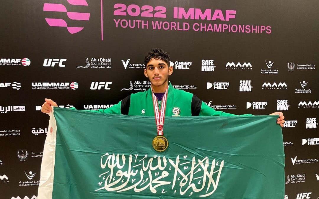 عبدالاله عالم بطل العالم في وزن أقل من 62 كجم في أبوظبي