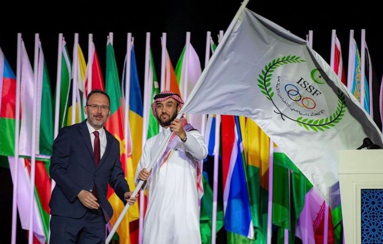 “الفيصل” يتسلم علم الاتحاد الرياضي للتضامن الإسلامي