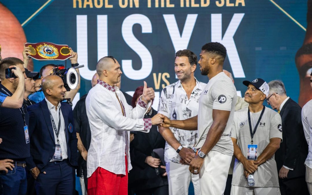 اليوم في بطولة العالم للملاكمة للوزن الثقيل الأوكراني أوسيك والبريطاني جوشوا في نزال البحر الأحمر