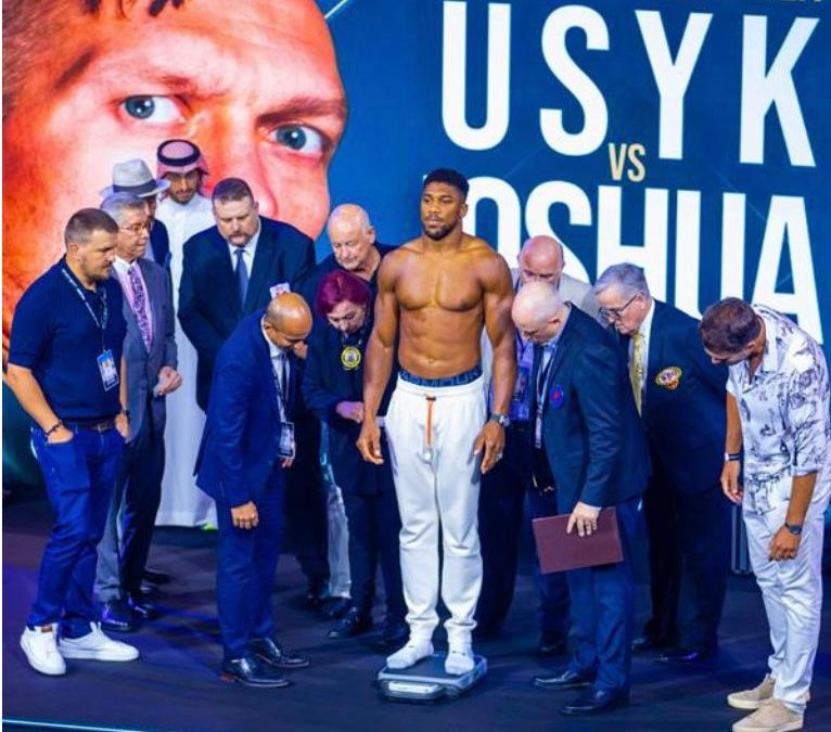 قياس الوزن الرسمي قبل نزال البحر الأحمر