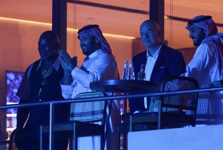 ولي العهد الأمير محمد بن سلمان ورئيس “فيفا” في مقدمة حضور نزال البحر الأحمر