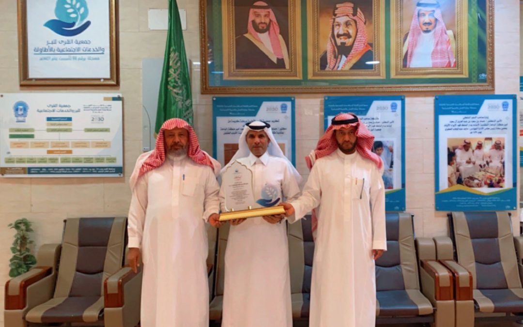 الجمعية الأهلية بالاطاولة تكرم الاعلامي غرم الله الزهراني